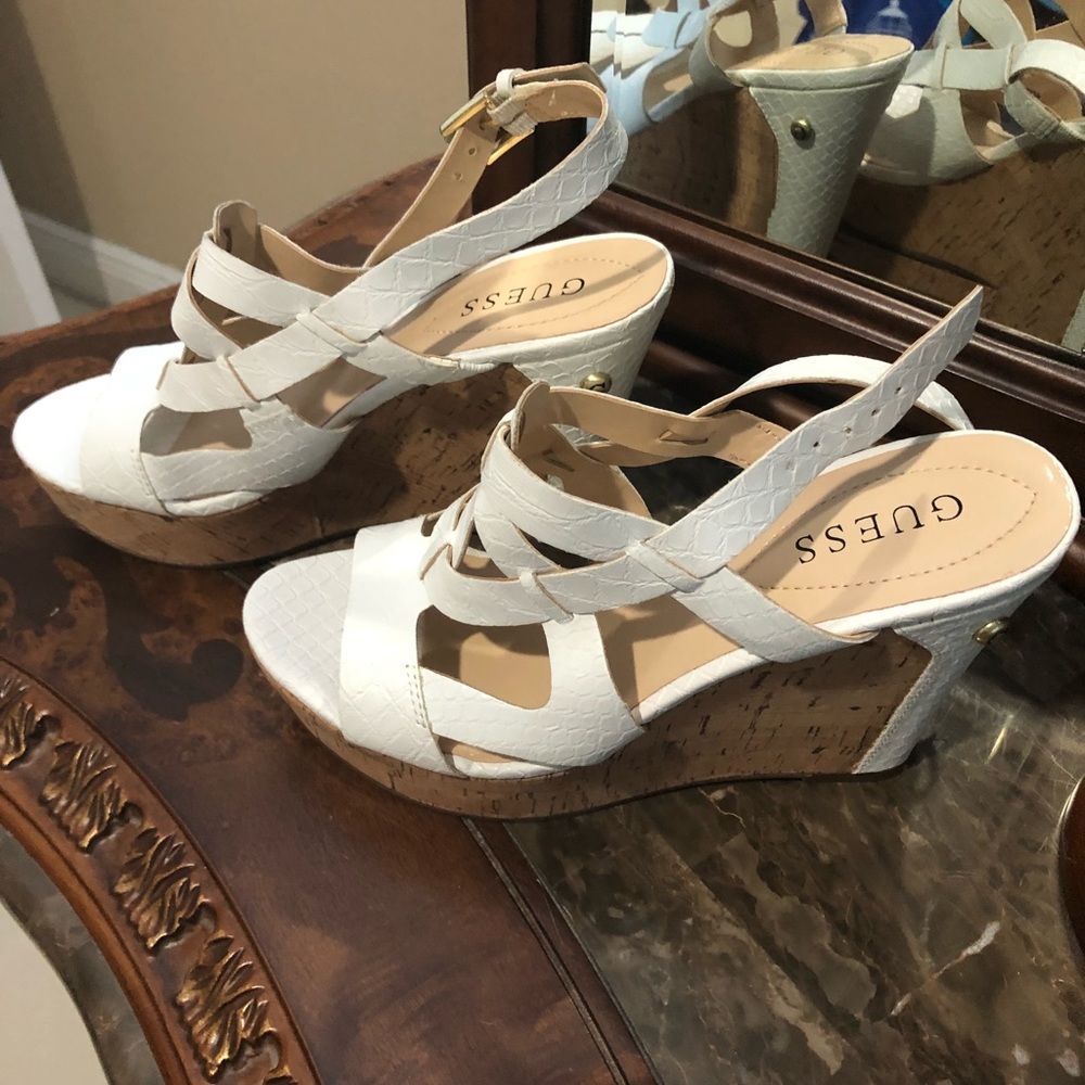 Guess pumps